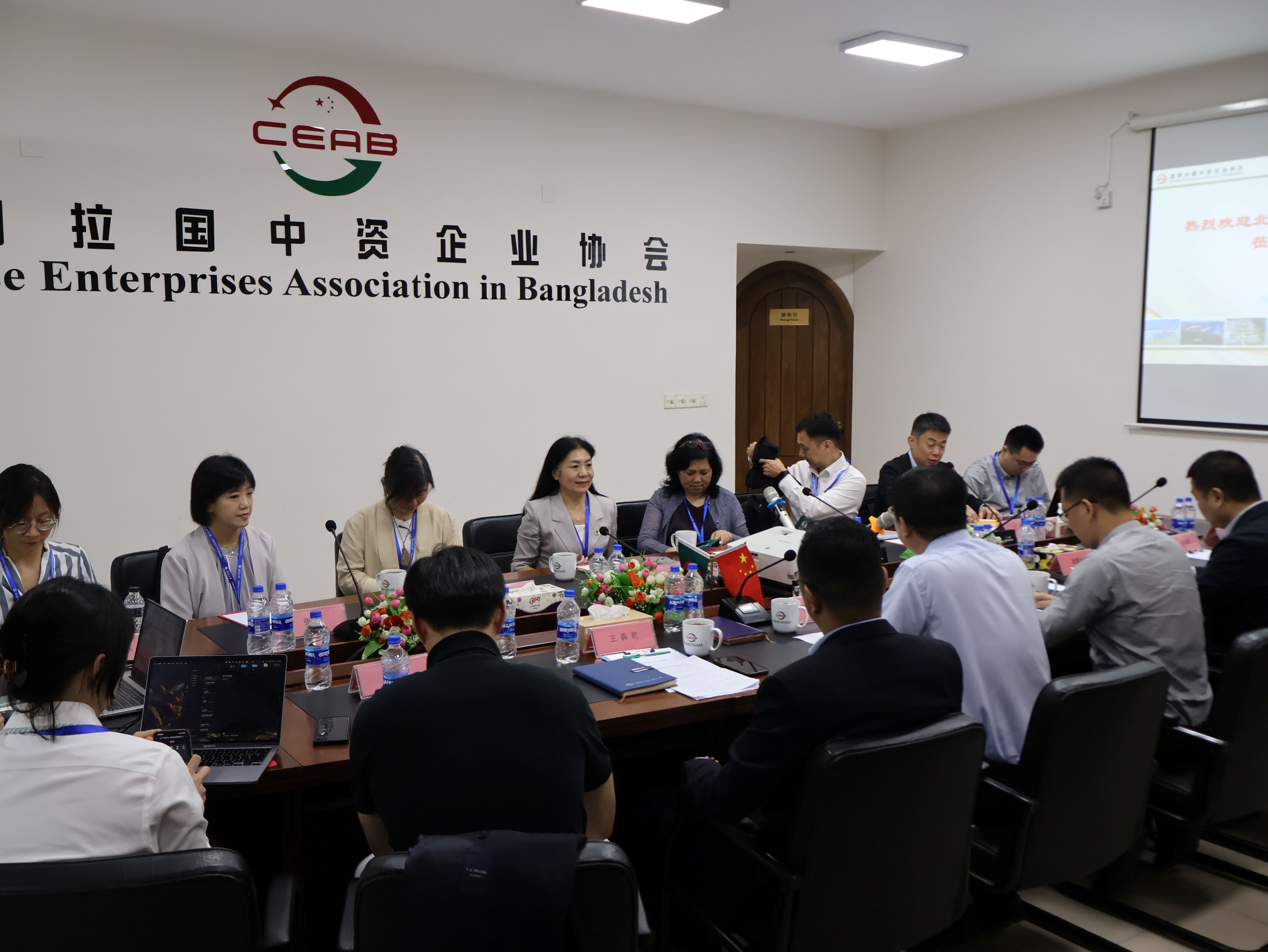 9与孟加拉国中资企业协会各企业代表座谈.JPG